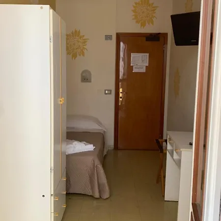 Smile Nuova Gestione 酒店 2*